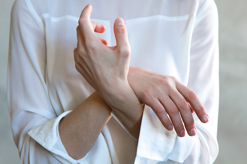 Có nhiều đối tượng rất hay gặp phải tình trạng ngón tay bị sưng đó đau nhức.