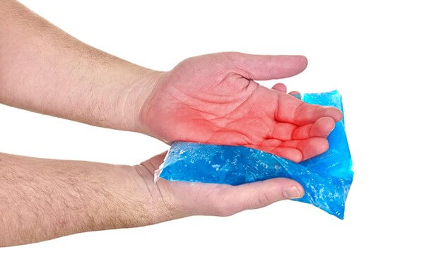 Chườm đá lạnh để giảm sưng ở ngón tay.