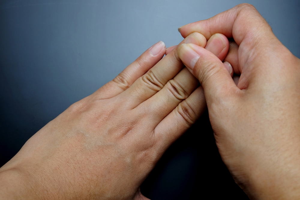 Tê các đầu ngón tay và bàn tay là dấu hiệu cảnh báo nhiều bệnh lý khác nhau