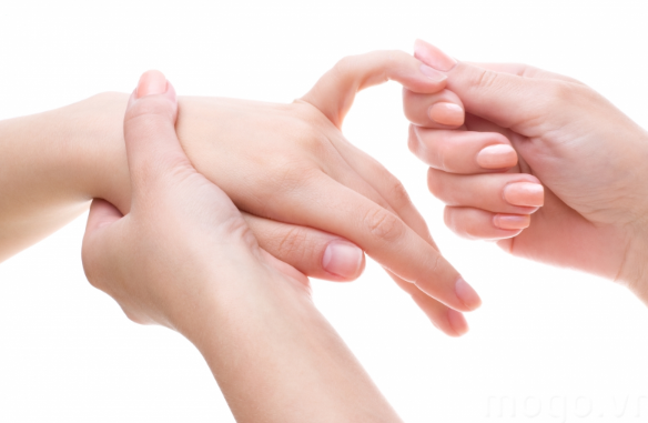 Người gặp tình trạng ngón tay không duỗi thẳng được sẽ cảm thấy khó chịu mỗi khi cử động ngón tay, có hiện tượng bật nhẹ, nhưng không đau.