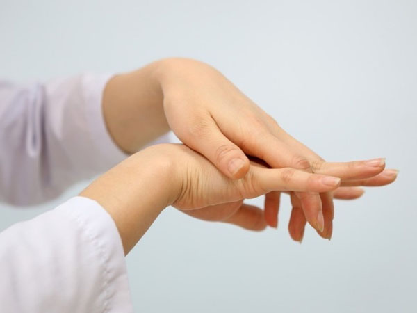 Mất bao lâu để hoạt động bình thường sau khi phẫu thuật nối gân bàn tay?