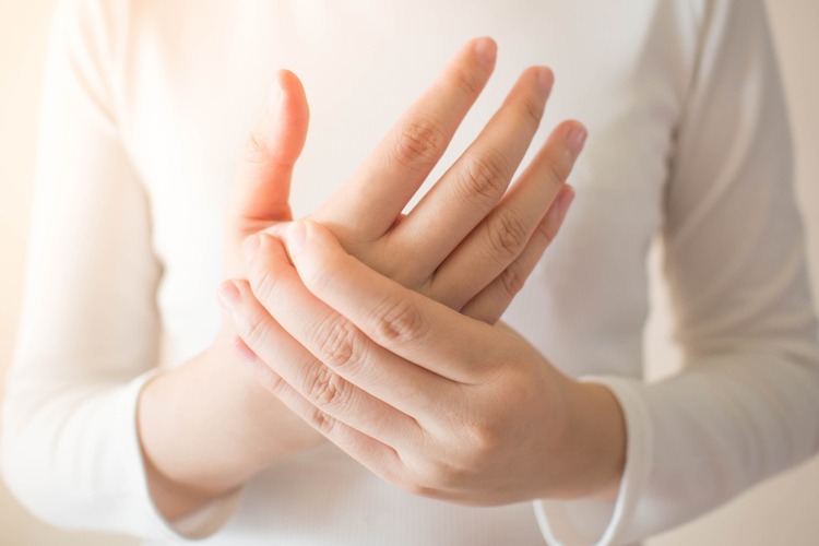 Bệnh gout là một biểu hiện của viên khớp ngón tay